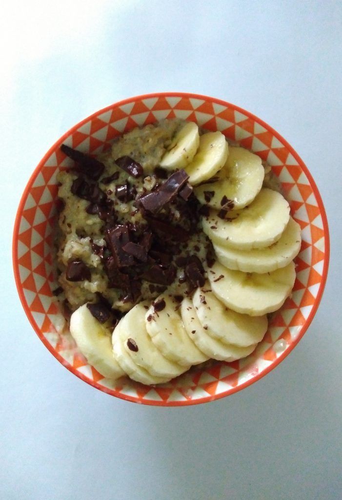 Avena con leche, canela, plátano y chocolate