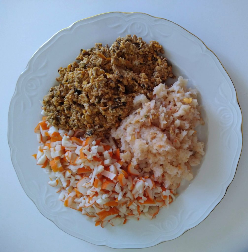 Mejillones, gambas y palitos de cangrejo picados